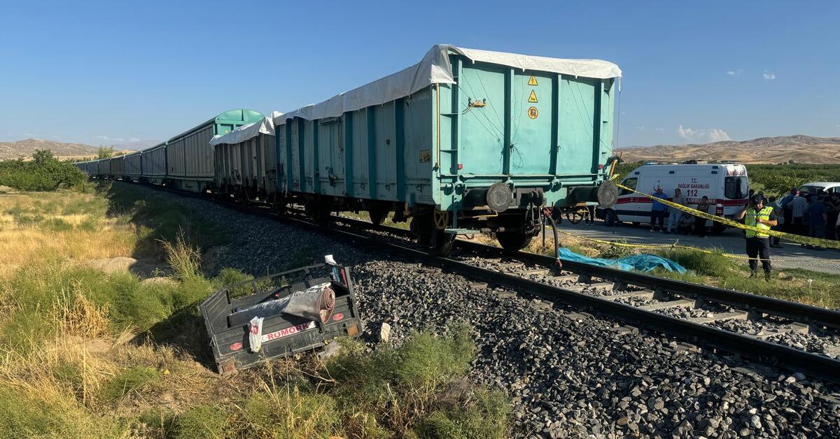 Malatya’da yük treni tarım aracına çarptı: Anne ve iki çocuğu öldü, baba yaralı