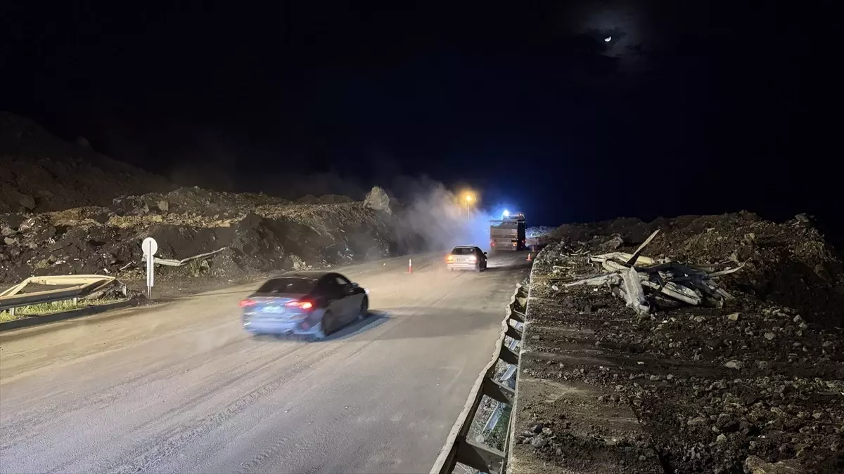 Arhavi’deki Heyelan: Yol Açıldı, 3 Kişi Aranıyor