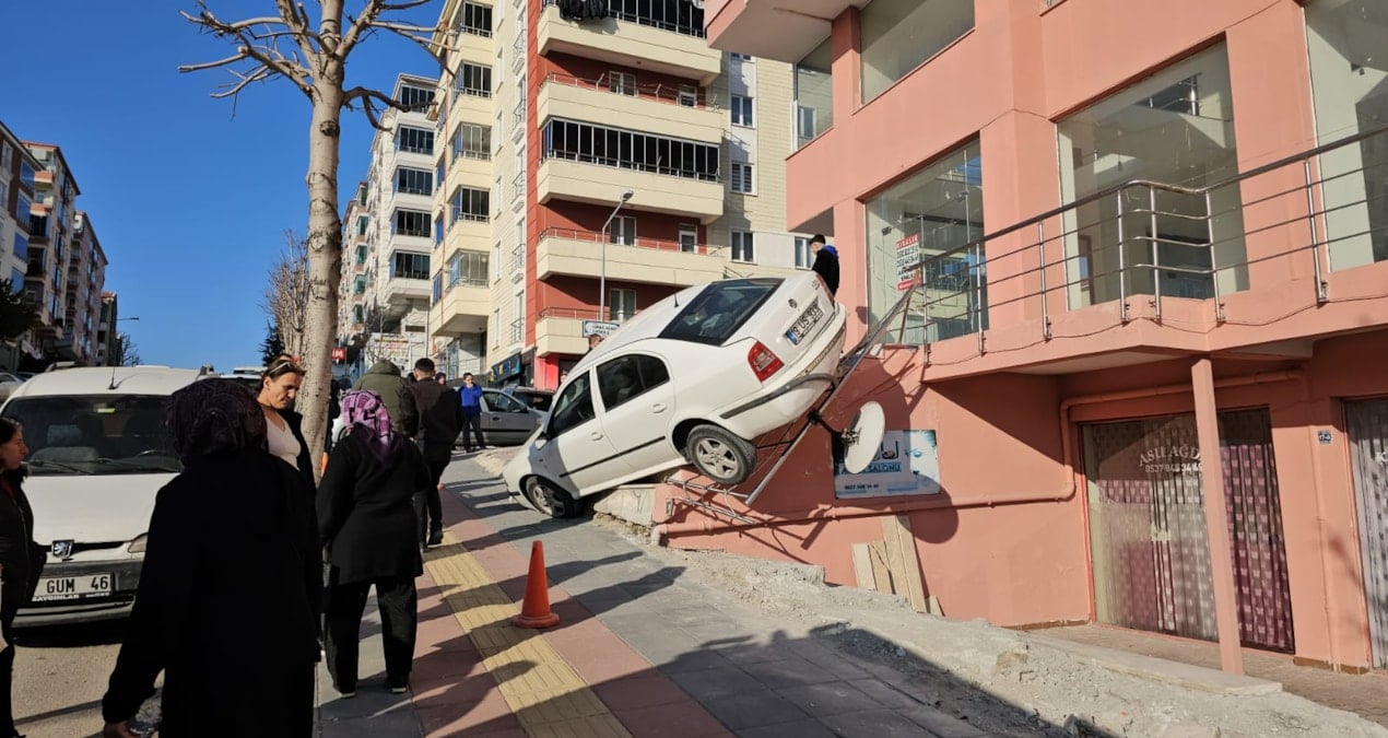 Engelli çocuk el frenini çekti, araç merdivenlerde asılı kaldı