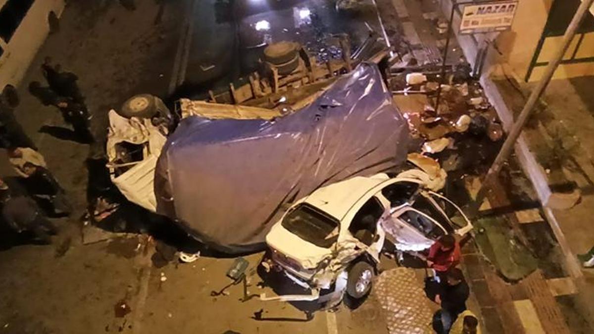 Kamyon çarptığı otomobille birlikte üst geçitten düştü | Video Haber