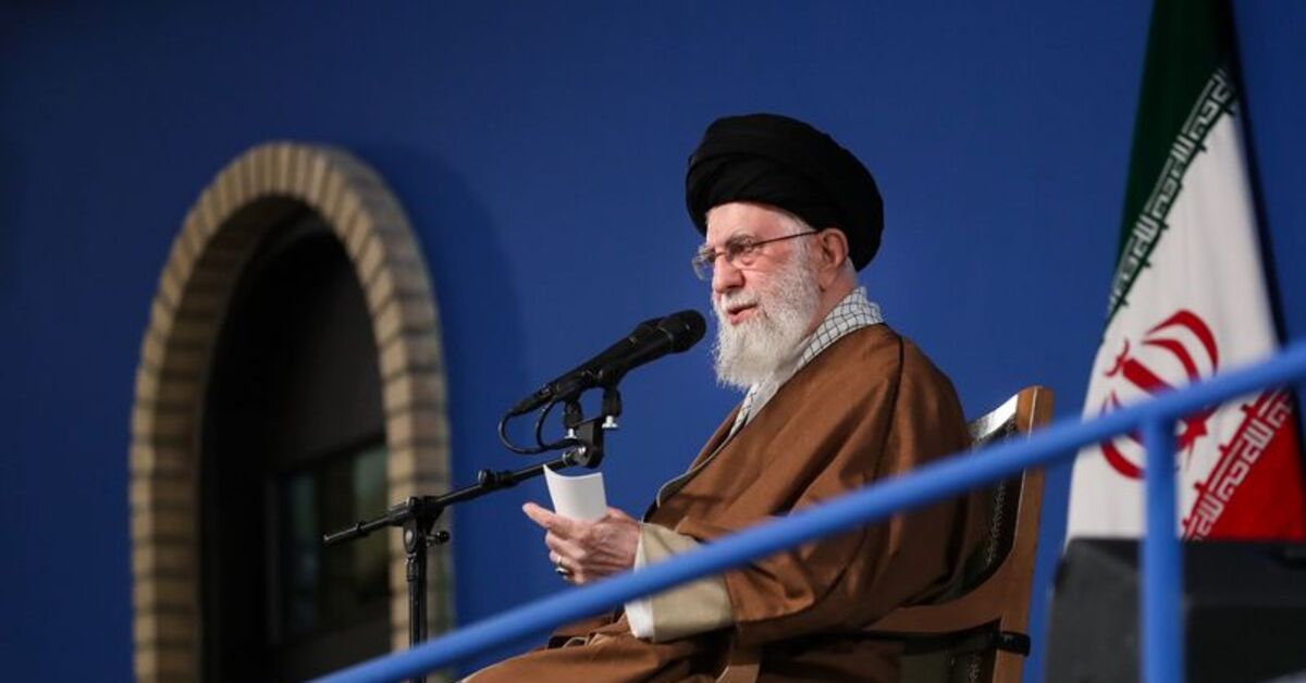 İran lideri Hamaney, ABD’nin saldırı tehditlerini hayata geçirmesi halinde güçlü karşılık vereceklerini söyledi