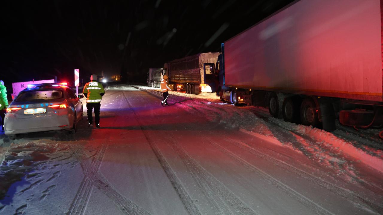 Kop Dağı Geçidi’nde kar ve tipi ulaşımda aksamalara neden oldu