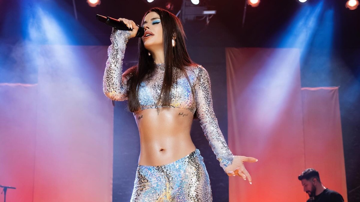 Simge Sağın photoshop’un dozunu kaçırdı! Son pozları olay oldu