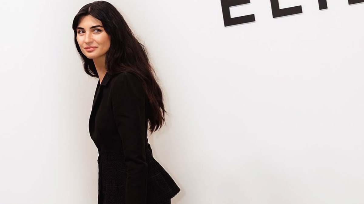 Tuba Büyüküstün Paris Moda Haftası’nda! Güzelliğiyle damga vurdu