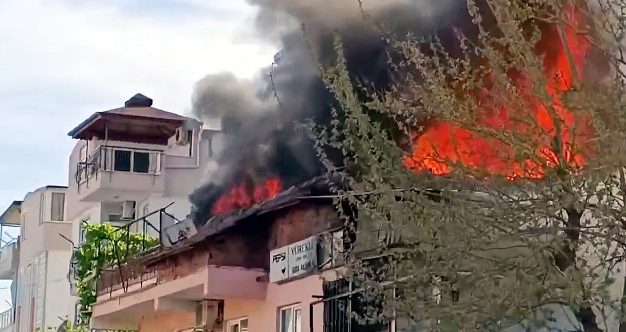 Antalya’da market alev alev yandı