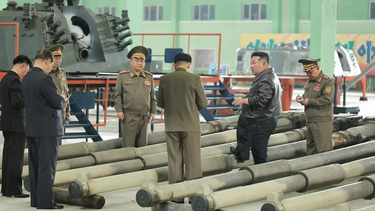 Kuzey Kore lideri Kim tank fabrikasını gezdi: ‘Modern savaş’ vurgusu…